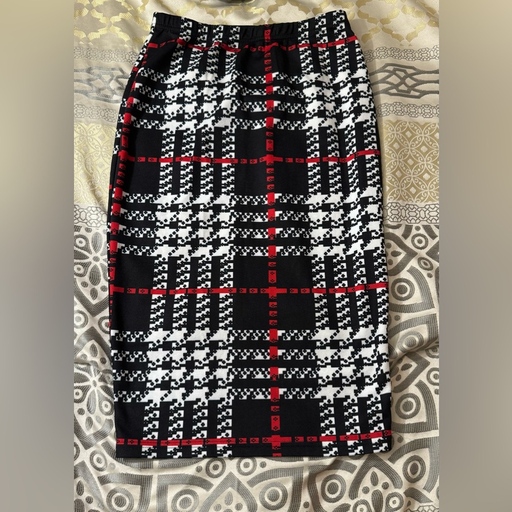 Shein Stylish Black and Red Plaid Women's Skirt